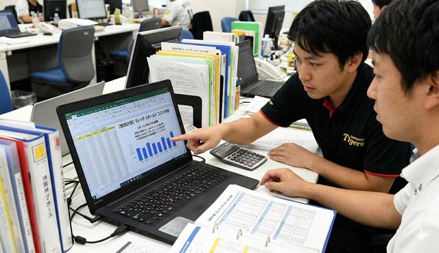 パソコンで分析している様子